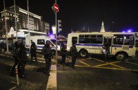 В России арестованные протестующие толкали заглохший полицейский автозак