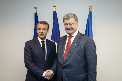 Макрон зустрівся з Порошенком перед поїздкою в РФ до Путіна