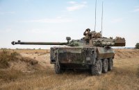 Франція відправила в Україну 14 бойових броньованих машин AMX-10RC