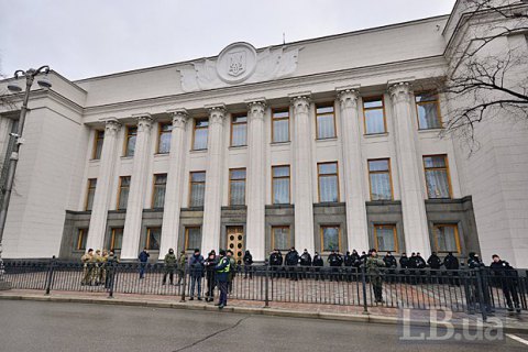 Депутаты проголосовали за запрет ношения оружия в Раде