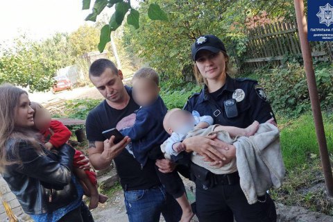 В Днепре патрульные обнаружили четырех детей в возрасте от 5 месяцев до 5 лет, которые двое суток были закрыты дома одни