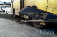 В Киеве "маршрутка" протаранила Mercedes и снесла дорожный знак