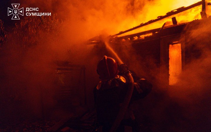 У Сумах внаслідок російської атаки загорівся багатоквартирний будинок