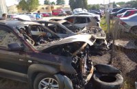 В Харькове при пожаре на парковке загорелись семь автомобилей