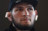 Удушающим приемом завершился бой за звание чемпиона UFC между Хабибом и Порье