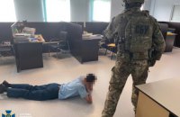 СБУ викрила корупційну схему на Львівській митниці, вилучену валюту рахують