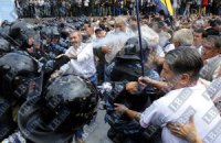 "Беркут" применил к митингующим слезоточивый газ