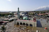 Число жертв цунами в Индонезии достигло 834