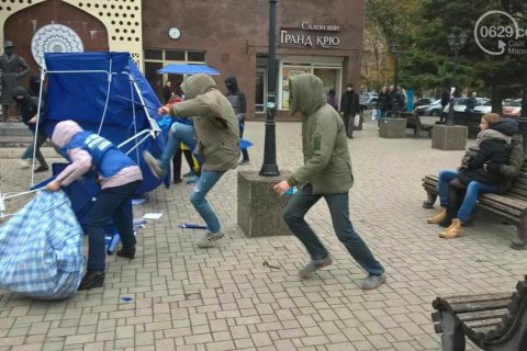 Неизвестные снесли палатки "Оппоблока" в центре Мариуполя