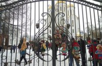 В Тернополе к храму УПЦ МП принесли окровавленные игрушки