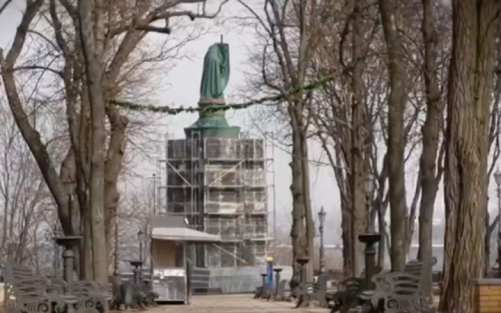 Сирени, порожні вулиці та захищені памʼятники. Кличко показав відео воєнного Києва