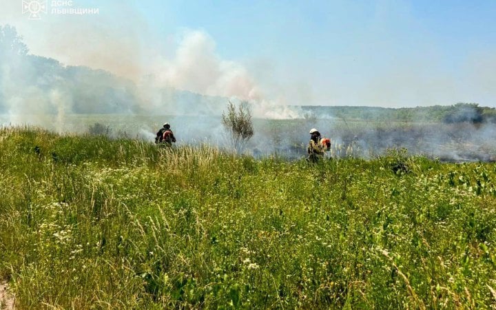 На Львівщині на території колишнього сміттєзвалища у Пустомитах триває ліквідація пожежі площею 750 кв. м