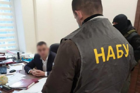 Чиновника Госгеокадастра и посредника задержали после получения $52 тыс. взятки для главы ведомства
