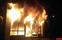В Киеве на Караваевых дачах устроили пожар на стройплощадке