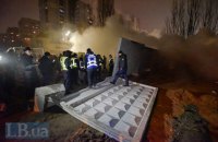 Жители Никольской Слободки снесли бетонный забор скандальной стройки