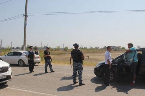 Правозащитники сообщили о блокпостах с автоматчиками возле Керченской переправы