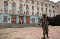 Военные с автоматами полностью оцепили центр Симферополя
