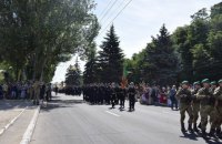 Четвертую годовщину освобождения от "ДНР" в Мариуполе отпраздновали парадом