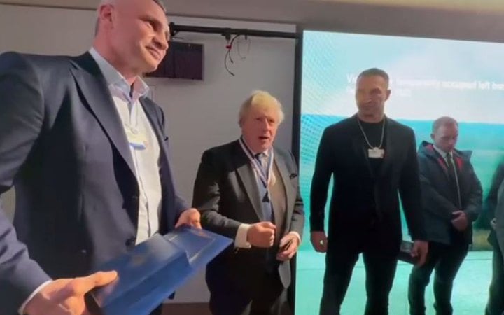 Кличко у Давосі вручив Борису Джонсону нагороду