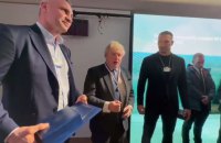 Кличко у Давосі вручив Борису Джонсону нагороду