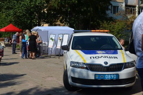 В Житомире на детей упал металлический баннер