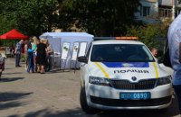 В Житомире на детей упал металлический баннер