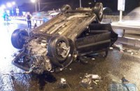 У Києві Ford врізався у відбійник і перекинувся