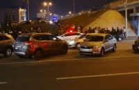 Біля "Лівобережної" в Києві з мосту впав автомобіль
