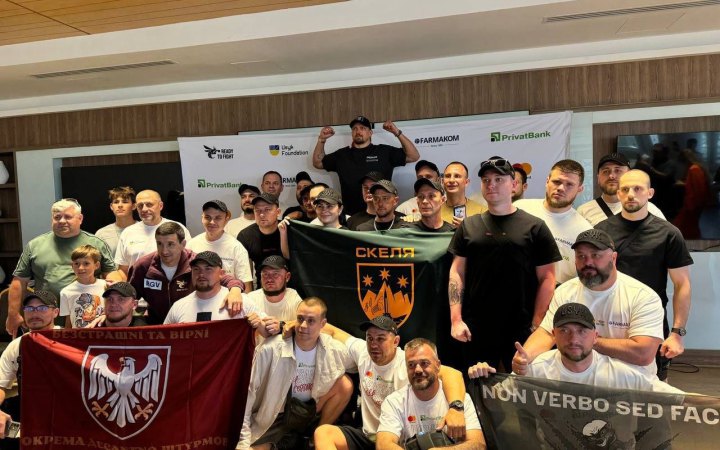 Військові на бою Усика біля пірамід: ПриватБанк та USYK Foundation організували поїздку для захисників до Єгипту