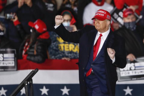 Трамп одержал победу в трех из 13 "шатких штатах"