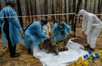 В Ізюмі продовжують ексгумацію тіл жертв російської окупації 