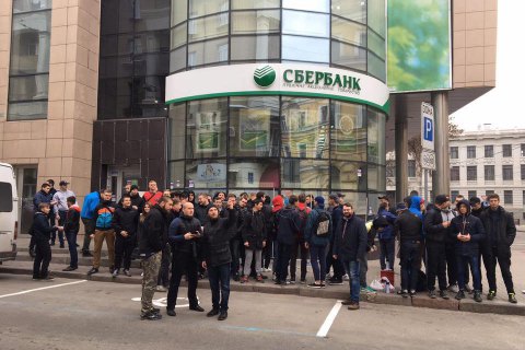 В Харькове "Нацкорпус" замуровал пеноблоками отделение Сбербанка