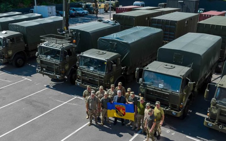 Порошенко передав артилеристам чотири вантажівки DAF та чотири лазне-пральних комплекси