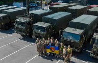 Порошенко передав артилеристам чотири вантажівки DAF та чотири лазне-пральних комплекси