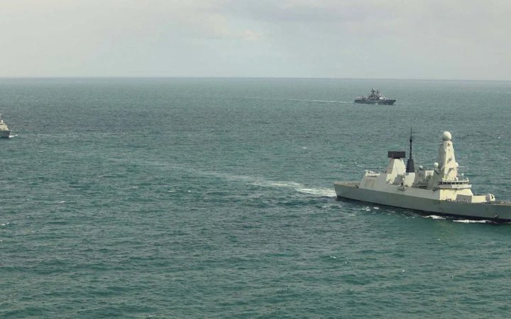 Британські ВМС три дні стежили за російськими кораблями та суднами тіньового флоту