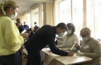 До Зеленського біля виборчої дільниці намагалася підбігти напівоголена активістка Femen 