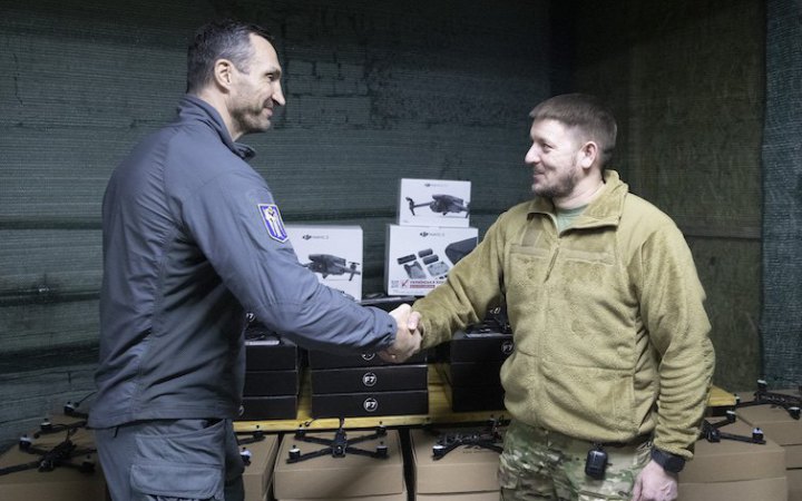Володимир Кличко відвіз бійцям чергову партію допомоги – понад 130 дронів та ще один броньований автомобіль "Кобра"