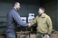 Володимир Кличко відвіз бійцям чергову партію допомоги – понад 130 дронів та ще один броньований автомобіль "Кобра"