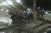 В Киеве при съезде с Северного моста Subaru на полном ходу врезался в столб на остановке