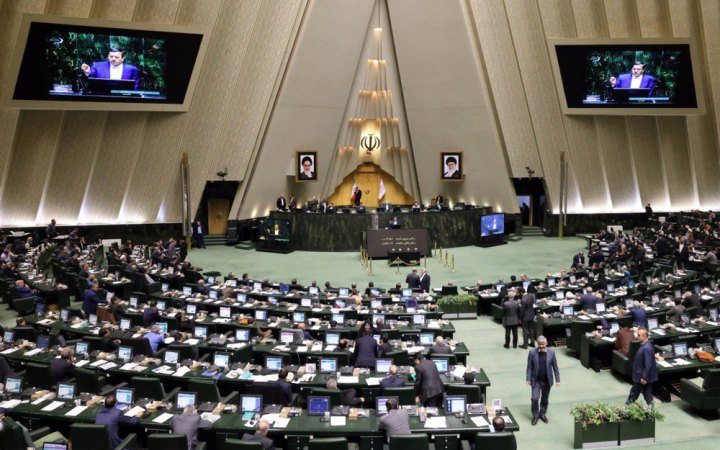 У неділю парламент Ірану обговорить зміну ядерної доктрини країни