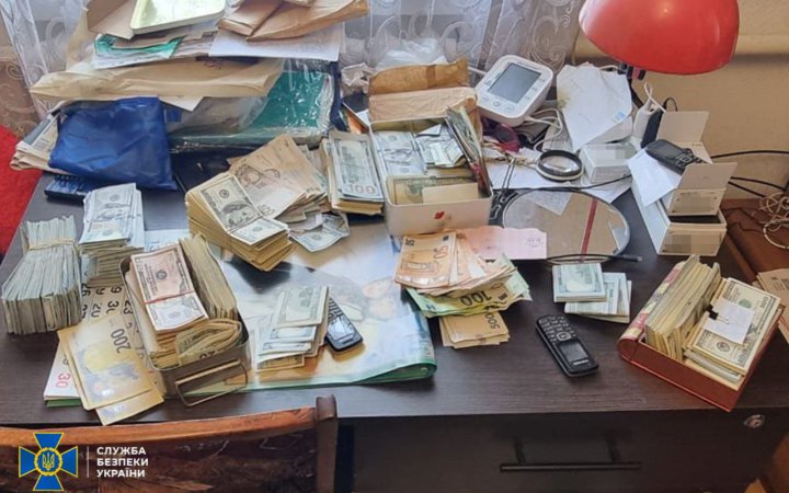 На Дніпровщині у голови ВЛК виявили понад 300 тисяч доларів, задокументували 20 фактів передачі хабарів