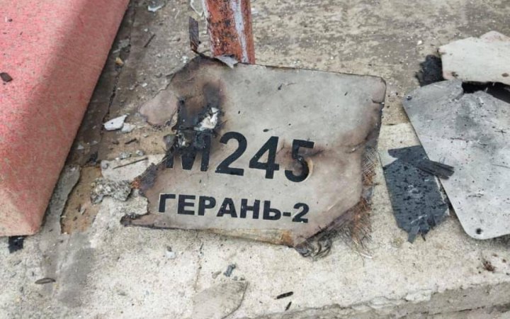 Росія знову атакувала Київ дронами. Уламки впали в Оболонському районі