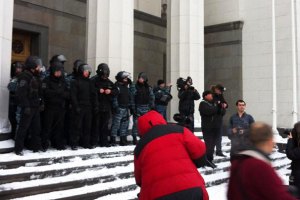 "Свободовцы" выломали входные двери Рады