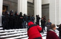 "Свободовцы" выломали входные двери Рады
