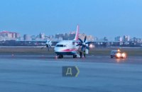 Літак "Мотор Січ" здійснив екстрену посадку в аеропорту "Київ" на одному двигуні