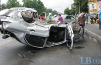 У Києві водій не вписався в поворот: машина перекинулася на дах