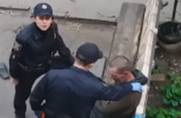 Двух патрульных уволили из полиции в Сумах за применение силы к пьяному мужчине