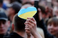 Зеленский предложил украинцам раскрасить в желто-синие цвета всю планету