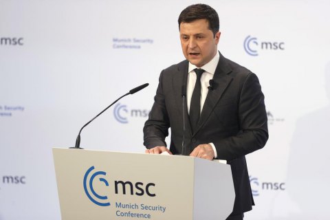 "Нас атакуют не только бомбы, но и фейки", – Зеленский записал новое видеообращение к украинцам