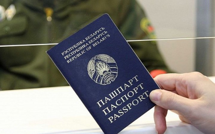 Зеленський доручив розглянути скасування безвізу з Білоруссю